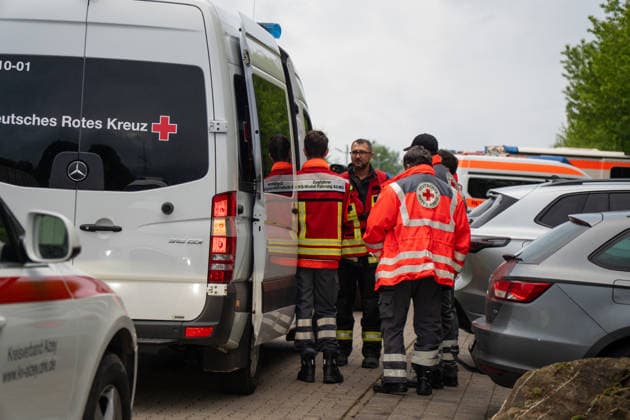 Brand in JVA Rohrbach: Großeinsatz von Feuerwehr und Rettungsdienst in Wöllstein Am Montagmorgen, dem 11.05.2026, kam es gegen 06:00 Uhr zu einem größeren Einsatz von Feuerwehr, Rettungsdienst und Polizei an der JVA Rohrbach in der Peter-Caesar-Allee in Wöllstein. Hintergrund war ein Brandereignis innerhalb einer Zelle der Justizvollzugsanstalt. Durch die starke Rauchausbreitung wurden mehrere Personen verletzt. Insgesamt waren zwölf Personen betroffen, darunter eine mittelschwer verletzte Person, die mit dem Rettungshubschrauber in eine Spezialklinik nach Ludwigshafen geflogen wurde. Weitere Patienten kamen zur Behandlung in Krankenhäuser nach Bad Kreuznach und Alzey. Im Einsatz befanden sich rund 45 Kräfte der Feuerwehr der Verba