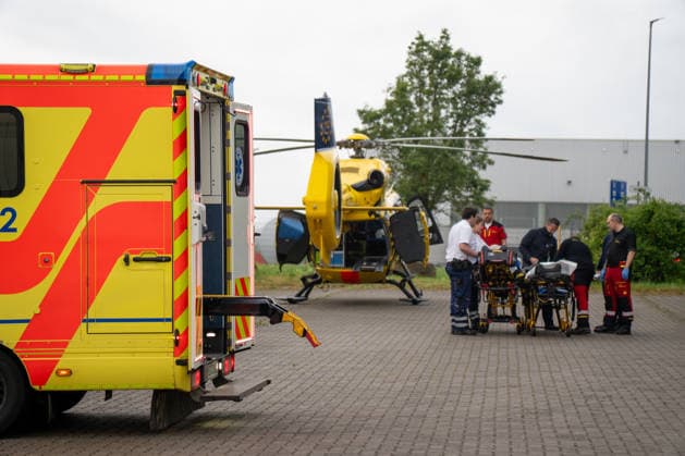 Brand in JVA Rohrbach: Großeinsatz von Feuerwehr und Rettungsdienst in Wöllstein Am Montagmorgen, dem 11.05.2026, kam es gegen 06:00 Uhr zu einem größeren Einsatz von Feuerwehr, Rettungsdienst und Polizei an der JVA Rohrbach in der Peter-Caesar-Allee in Wöllstein. Hintergrund war ein Brandereignis innerhalb einer Zelle der Justizvollzugsanstalt. Durch die starke Rauchausbreitung wurden mehrere Personen verletzt. Insgesamt waren zwölf Personen betroffen, darunter eine mittelschwer verletzte Person, die mit dem Rettungshubschrauber in eine Spezialklinik nach Ludwigshafen geflogen wurde. Weitere Patienten kamen zur Behandlung in Krankenhäuser nach Bad Kreuznach und Alzey. Im Einsatz befanden sich rund 45 Kräfte der Feuerwehr der Verba