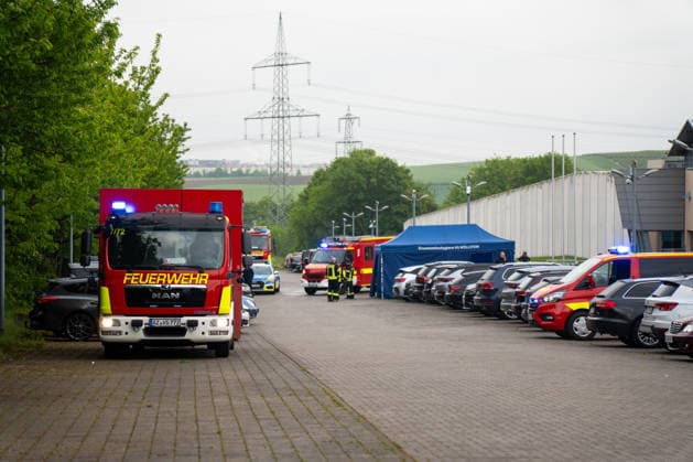 Brand in JVA Rohrbach: Großeinsatz von Feuerwehr und Rettungsdienst in Wöllstein Am Montagmorgen, dem 11.05.2026, kam es gegen 06:00 Uhr zu einem größeren Einsatz von Feuerwehr, Rettungsdienst und Polizei an der JVA Rohrbach in der Peter-Caesar-Allee in Wöllstein. Hintergrund war ein Brandereignis innerhalb einer Zelle der Justizvollzugsanstalt. Durch die starke Rauchausbreitung wurden mehrere Personen verletzt. Insgesamt waren zwölf Personen betroffen, darunter eine mittelschwer verletzte Person, die mit dem Rettungshubschrauber in eine Spezialklinik nach Ludwigshafen geflogen wurde. Weitere Patienten kamen zur Behandlung in Krankenhäuser nach Bad Kreuznach und Alzey. Im Einsatz befanden sich rund 45 Kräfte der Feuerwehr der Verba