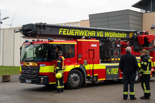 Brand in JVA Rohrbach: Großeinsatz von Feuerwehr und Rettungsdienst in Wöllstein Am Montagmorgen, dem 11.05.2026, kam es gegen 06:00 Uhr zu einem größeren Einsatz von Feuerwehr, Rettungsdienst und Polizei an der JVA Rohrbach in der Peter-Caesar-Allee in Wöllstein. Hintergrund war ein Brandereignis innerhalb einer Zelle der Justizvollzugsanstalt. Durch die starke Rauchausbreitung wurden mehrere Personen verletzt. Insgesamt waren zwölf Personen betroffen, darunter eine mittelschwer verletzte Person, die mit dem Rettungshubschrauber in eine Spezialklinik nach Ludwigshafen geflogen wurde. Weitere Patienten kamen zur Behandlung in Krankenhäuser nach Bad Kreuznach und Alzey. Im Einsatz befanden sich rund 45 Kräfte der Feuerwehr der Verba