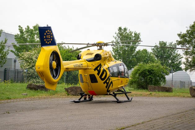 Brand in JVA Rohrbach: Großeinsatz von Feuerwehr und Rettungsdienst in Wöllstein Am Montagmorgen, dem 11.05.2026, kam es gegen 06:00 Uhr zu einem größeren Einsatz von Feuerwehr, Rettungsdienst und Polizei an der JVA Rohrbach in der Peter-Caesar-Allee in Wöllstein. Hintergrund war ein Brandereignis innerhalb einer Zelle der Justizvollzugsanstalt. Durch die starke Rauchausbreitung wurden mehrere Personen verletzt. Insgesamt waren zwölf Personen betroffen, darunter eine mittelschwer verletzte Person, die mit dem Rettungshubschrauber in eine Spezialklinik nach Ludwigshafen geflogen wurde. Weitere Patienten kamen zur Behandlung in Krankenhäuser nach Bad Kreuznach und Alzey. Im Einsatz befanden sich rund 45 Kräfte der Feuerwehr der Verba