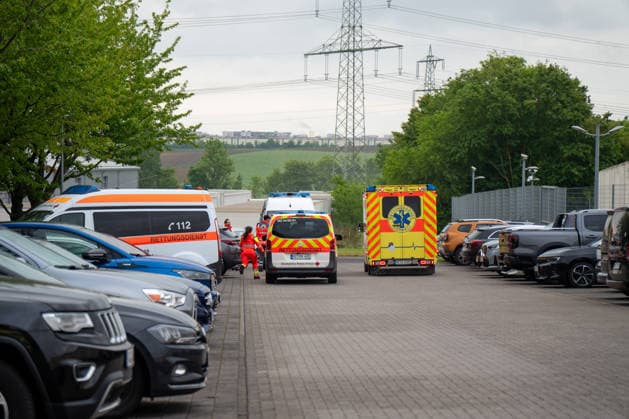 Brand in JVA Rohrbach: Großeinsatz von Feuerwehr und Rettungsdienst in Wöllstein Am Montagmorgen, dem 11.05.2026, kam es gegen 06:00 Uhr zu einem größeren Einsatz von Feuerwehr, Rettungsdienst und Polizei an der JVA Rohrbach in der Peter-Caesar-Allee in Wöllstein. Hintergrund war ein Brandereignis innerhalb einer Zelle der Justizvollzugsanstalt. Durch die starke Rauchausbreitung wurden mehrere Personen verletzt. Insgesamt waren zwölf Personen betroffen, darunter eine mittelschwer verletzte Person, die mit dem Rettungshubschrauber in eine Spezialklinik nach Ludwigshafen geflogen wurde. Weitere Patienten kamen zur Behandlung in Krankenhäuser nach Bad Kreuznach und Alzey. Im Einsatz befanden sich rund 45 Kräfte der Feuerwehr der Verba