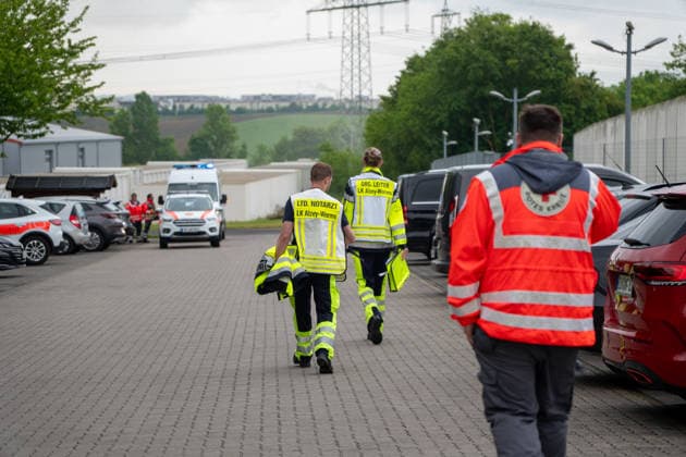 Brand in JVA Rohrbach: Großeinsatz von Feuerwehr und Rettungsdienst in Wöllstein Am Montagmorgen, dem 11.05.2026, kam es gegen 06:00 Uhr zu einem größeren Einsatz von Feuerwehr, Rettungsdienst und Polizei an der JVA Rohrbach in der Peter-Caesar-Allee in Wöllstein. Hintergrund war ein Brandereignis innerhalb einer Zelle der Justizvollzugsanstalt. Durch die starke Rauchausbreitung wurden mehrere Personen verletzt. Insgesamt waren zwölf Personen betroffen, darunter eine mittelschwer verletzte Person, die mit dem Rettungshubschrauber in eine Spezialklinik nach Ludwigshafen geflogen wurde. Weitere Patienten kamen zur Behandlung in Krankenhäuser nach Bad Kreuznach und Alzey. Im Einsatz befanden sich rund 45 Kräfte der Feuerwehr der Verba