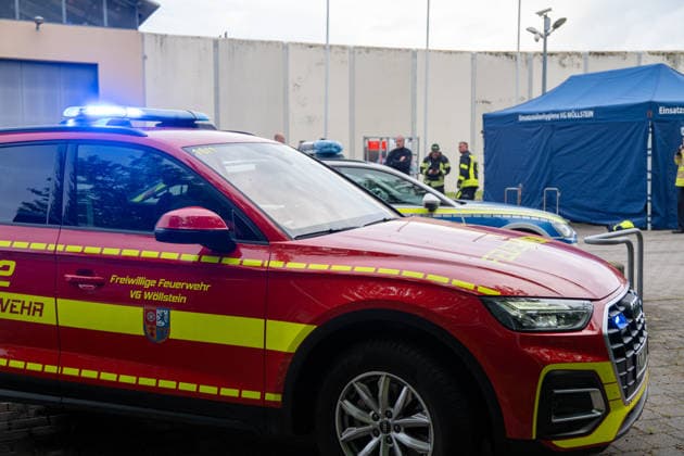 Brand in JVA Rohrbach: Großeinsatz von Feuerwehr und Rettungsdienst in Wöllstein Am Montagmorgen, dem 11.05.2026, kam es gegen 06:00 Uhr zu einem größeren Einsatz von Feuerwehr, Rettungsdienst und Polizei an der JVA Rohrbach in der Peter-Caesar-Allee in Wöllstein. Hintergrund war ein Brandereignis innerhalb einer Zelle der Justizvollzugsanstalt. Durch die starke Rauchausbreitung wurden mehrere Personen verletzt. Insgesamt waren zwölf Personen betroffen, darunter eine mittelschwer verletzte Person, die mit dem Rettungshubschrauber in eine Spezialklinik nach Ludwigshafen geflogen wurde. Weitere Patienten kamen zur Behandlung in Krankenhäuser nach Bad Kreuznach und Alzey. Im Einsatz befanden sich rund 45 Kräfte der Feuerwehr der Verba