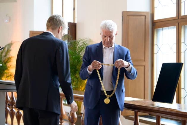 Former Lord Mayor Dieter Reiter hands over the chain of office of the City of Munich to Lord Mayor Dominik Krause Festive opening session of the City Council of the City of Munich term of office 2026 to 2032 in the ballroom of the old City Hall, Munich 11 05 2026