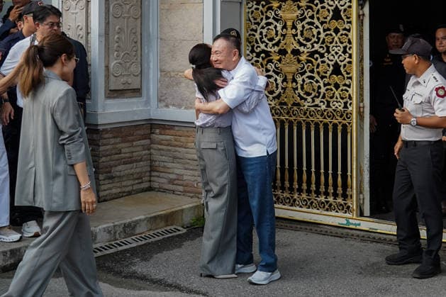 May 11, 2026, Bangkok, Thailand: Former Thai Prime Minister Thaksin Shinawatra hugs his daughter, former Prime Minister Paetongtarn, after his release on parole at Central Prison. Bangkok Thailand - ZUMAs197 20260511_aaa_s197_005 Copyright: xSeksanxRochanametakulx