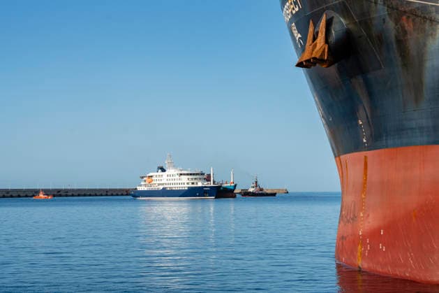 The evacuation of passengers of the cruise ship with hantavirus continues The cruise ship MV Hondius anchored in the port of Granadilla waiting to refuel and receive the necessary supplies to travel to the Netherlands, on May 11, 2026, in Granadilla de Abona, Tenerife, Canary Islands Spain The operation of evacuation of passengers and crew of the MV Hondius , After the Spanish passengers, who were the first to leave the ship and have already arrived in Madrid, followed by nationals from France, the Netherlands, the United Kingdom and Canada 11 MAY 2026 Europa Press Canarias 11 05 2026 Granadilla de Abona, Tenerife, Tenerife, I Granadilla de Abona, Tenerife, I Spain Copyright: xEuropaxPressxCanariasx 7514594