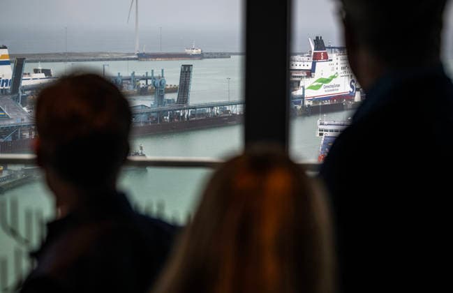 TRELLEBORG 2026 05 11 Prime Minister Ulf Kristersson M , EU Minister Jessica Rosencrantz and Justice Minister Gunnar Strömmer M look out over the shadow navy ship Caffa brought into the port of Trelleborg on Monday Caffa was moved into the port of Trelleborg after the  Copyright: xJohanxNilssonx xTTx MODERATERNA BUSSRESA SKANE jV-tAKz1FZQ