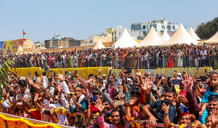 People wave and click pictures during a roadshow by Prime Minister Narendra Modi (unseen) on the occasion of Somnath Amrut Mahotsav Gir Somnath, May 11 (ANI): People wave and click pictures during a roadshow by Prime Minister Narendra Modi (unseen) on the occasion of Somnath Amrut Mahotsav, celebrating 75 years of the inauguration of the restored Somnath temple, in Gir Somnath on Monday. (DPR PMO ANI Photo) Gir Somnath Gujarat India Copyright: xANIx ANI_20260511112