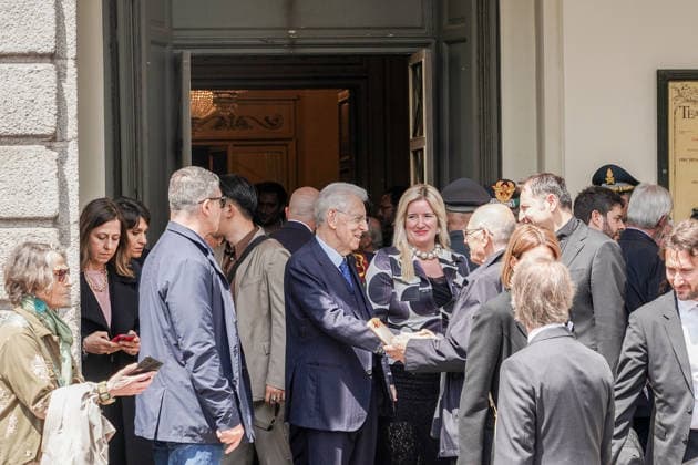 IPA84567425 - MILANO - Teatro alla Scala, Mario Monti in uscita dalla cerimonia in occasione degli 80 anni del concerto di riapertura della Scala ricostruita dopo i bombardamenti della seconda guerra mondiale. 11 maggio  Copyright: xEmanuelexRobertoxDexCarlix xx 84567425
