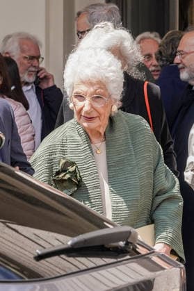 IPA84567439 - MILANO - Teatro alla Scala, la senatrice Liliana Segre in uscita dalla cerimonia in occasione degli 80 anni del concerto di riapertura della Scala ricostruita dopo i bombardamenti della seconda guerra mondiale. 11 maggio  Copyright: xEmanuelexRobertoxDexCarlix xx 84567439