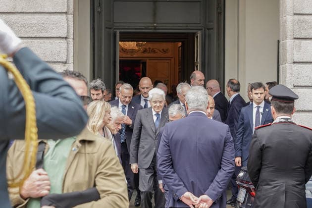 IPA84567440 - MILANO - Teatro alla Scala, il presidente della Repubblica, Sergio Mattarella, all uscita dalla cerimonia in occasione degli 80 anni del concerto di riapertura della Scala ricostruita dopo i bombardamenti della seconda guerra mondiale. 11 maggio  Copyright: xEmanuelexRobertoxDexCarlix xx 84567440