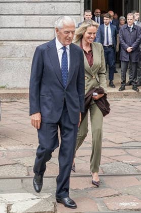 IPA84567411 - MILANO - Teatro alla Scala, il presidente del gruppo Pirelli, Marco Tronchetti Provera, all uscita dalla cerimonia in occasione degli 80 anni del concerto di riapertura della Scala ricostruita dopo i bombardamenti della seconda guerra mondiale. 11 maggio  Copyright: xEmanuelexRobertoxDexCarlix xx 84567411