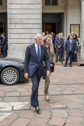 IPA84567412 - MILANO - Teatro alla Scala, il presidente del gruppo Pirelli, Marco Tronchetti Provera, all uscita dalla cerimonia in occasione degli 80 anni del concerto di riapertura della Scala ricostruita dopo i bombardamenti della seconda guerra mondiale. 11 maggio  Copyright: xEmanuelexRobertoxDexCarlix xx 84567412