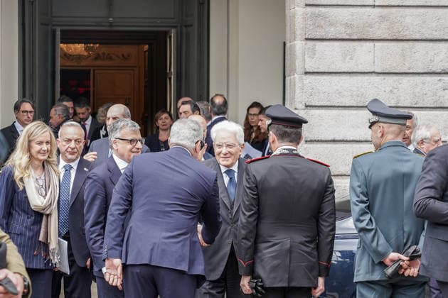 IPA84567397 - MILANO - Teatro alla Scala, il presidente della Repubblica, Sergio Mattarella, all uscita dalla cerimonia in occasione degli 80 anni del concerto di riapertura della Scala ricostruita dopo i bombardamenti della seconda guerra mondiale. 11 maggio  Copyright: xEmanuelexRobertoxDexCarlix xx 84567397