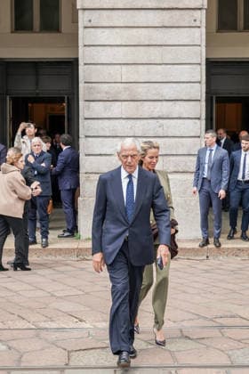 IPA84567407 - MILANO - Teatro alla Scala, il presidente del gruppo Pirelli, Marco Tronchetti Provera, all uscita dalla cerimonia in occasione degli 80 anni del concerto di riapertura della Scala ricostruita dopo i bombardamenti della seconda guerra mondiale. 11 maggio  Copyright: xEmanuelexRobertoxDexCarlix xx 84567407