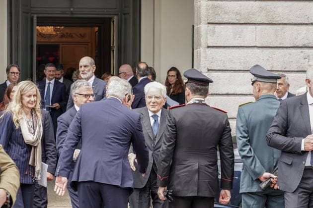 IPA84567395 - MILANO - Teatro alla Scala, il presidente della Repubblica, Sergio Mattarella, all uscita dalla cerimonia in occasione degli 80 anni del concerto di riapertura della Scala ricostruita dopo i bombardamenti della seconda guerra mondiale. 11 maggio  Copyright: xEmanuelexRobertoxDexCarlix xx 84567395