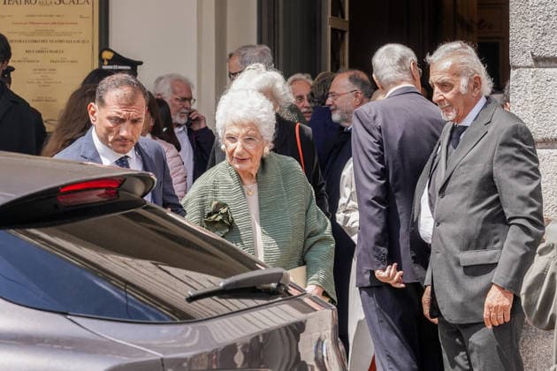 IPA84567437 - MILANO - Teatro alla Scala, la senatrice Liliana Segre in uscita dalla cerimonia in occasione degli 80 anni del concerto di riapertura della Scala ricostruita dopo i bombardamenti della seconda guerra mondiale. 11 maggio  Copyright: xEmanuelexRobertoxDexCarlix xx 84567437