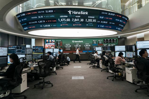 May 11, 2026, Seoul, Seoul, South Korea: An electronic board at a bank in Seoul displays the Korea Composite Stock Price Index (KOSPI) above the 7,800 mark for the first time in history. Seoul South Korea - ZUMAm346 20260511_znp_m346_001 Copyright: xSuhxJeenxMoonx