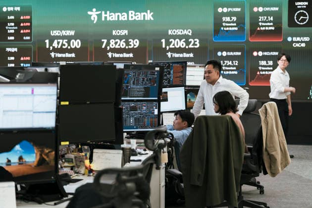May 11, 2026, Seoul, Seoul, South Korea: An electronic board at a bank in Seoul displays the Korea Composite Stock Price Index (KOSPI) above the 7,800 mark for the first time in history. Seoul South Korea - ZUMAm346 20260511_znp_m346_003 Copyright: xSuhxJeenxMoonx