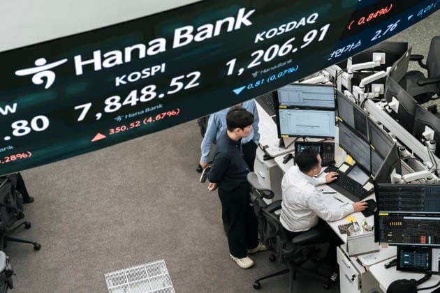 May 11, 2026, Seoul, Seoul, South Korea: An electronic board at a bank in Seoul displays the Korea Composite Stock Price Index (KOSPI) above the 7,800 mark for the first time in history. Seoul South Korea  - ZUMAm346 20260511_znp_m346_002 Copyright: xSuhxJeenxMoonx