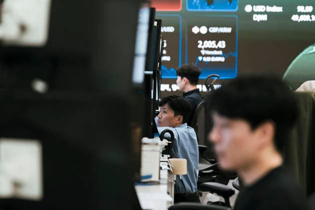 May 11, 2026, Seoul, Seoul, South Korea: An electronic board at a bank in Seoul displays the Korea Composite Stock Price Index (KOSPI) above the 7,800 mark for the first time in history. Seoul South Korea  - ZUMAm346 20260511_znp_m346_004 Copyright: xSuhxJeenxMoonx