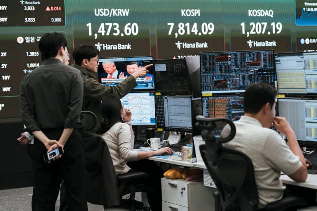 May 11, 2026, Seoul, Seoul, South Korea: An electronic board at a bank in Seoul displays the Korea Composite Stock Price Index (KOSPI) above the 7,800 mark for the first time in history. Seoul South Korea - ZUMAm346 20260511_znp_m346_005 Copyright: xSuhxJeenxMoonx