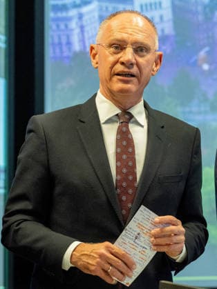 20260511 Lokalaugenschein im ESC-Einsatzstab der Landespolizeidirektion Wien WIEN, OESTERREICH - MAI 11: Bundesminister fuer Inneres Gerhard Karner (OeVP) beim Lokalaugenschein - im ESC-Einsatzstab der Landespolizeidirektion Wien in der Landespolizeidirektion Wien am 11. Mai 2026 in Wien, Oesterreich. 260511_SEPA_10_048 Copyright: xMichaelxIndrax SEPAxMedia