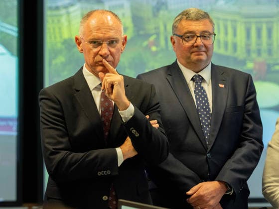 20260511 Lokalaugenschein im ESC-Einsatzstab der Landespolizeidirektion Wien WIEN, OESTERREICH - MAI 11: Bundesminister fuer Inneres Gerhard Karner (OeVP) und Staatssekretaer im Bundesministerium fuer Inneres Joerg Leichtfried (SPOe) beim Lokalaugenschein - im ESC-Einsatzstab der Landespolizeidirektion Wien in der Landespolizeidirektion Wien am 11. Mai 2026 in Wien, Oesterreich. 260511_SEPA_10_060 Copyright: xMichaelxIndrax SEPAxMedia