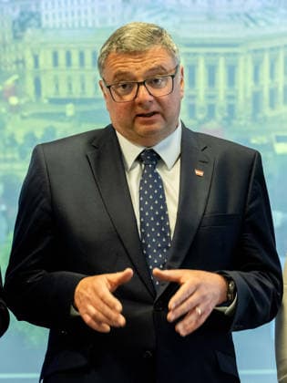 20260511 Lokalaugenschein im ESC-Einsatzstab der Landespolizeidirektion Wien WIEN, OESTERREICH - MAI 11: Staatssekretaer im Bundesministerium fuer Inneres Joerg Leichtfried (SPOe) beim Lokalaugenschein - im ESC-Einsatzstab der Landespolizeidirektion Wien in der Landespolizeidirektion Wien am 11. Mai 2026 in Wien, Oesterreich. 260511_SEPA_10_049 Copyright: xMichaelxIndrax SEPAxMedia