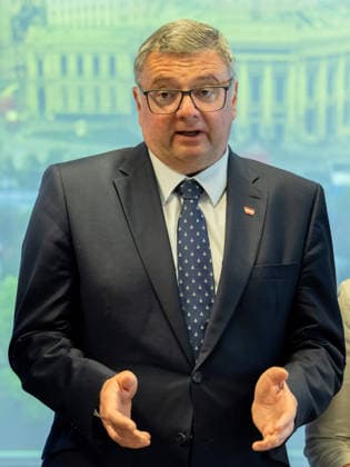 20260511 Lokalaugenschein im ESC-Einsatzstab der Landespolizeidirektion Wien WIEN, OESTERREICH - MAI 11: Staatssekretaer im Bundesministerium fuer Inneres Joerg Leichtfried (SPOe) beim Lokalaugenschein - im ESC-Einsatzstab der Landespolizeidirektion Wien in der Landespolizeidirektion Wien am 11. Mai 2026 in Wien, Oesterreich. 260511_SEPA_10_050 Copyright: xMichaelxIndrax SEPAxMedia