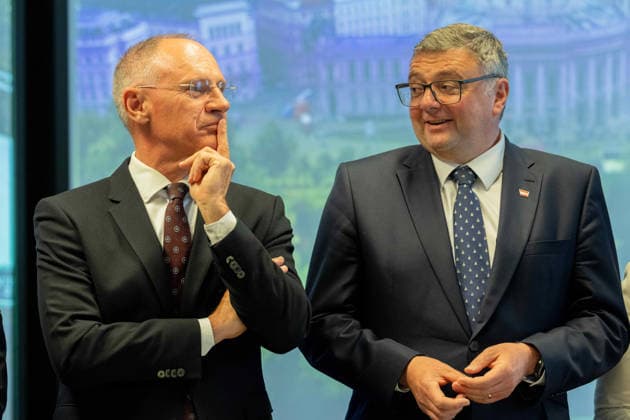 20260511 Lokalaugenschein im ESC-Einsatzstab der Landespolizeidirektion Wien WIEN, OESTERREICH - MAI 11: Bundesminister fuer Inneres Gerhard Karner (OeVP) und Staatssekretaer im Bundesministerium fuer Inneres Joerg Leichtfried (SPOe) beim Lokalaugenschein - im ESC-Einsatzstab der Landespolizeidirektion Wien in der Landespolizeidirektion Wien am 11. Mai 2026 in Wien, Oesterreich. 260511_SEPA_10_052 Copyright: xMichaelxIndrax SEPAxMedia
