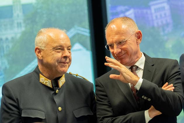 20260511 Lokalaugenschein im ESC-Einsatzstab der Landespolizeidirektion Wien WIEN, OESTERREICH - MAI 11: Leiter Bernhard Treibenreif (Direktion fuer Spezialeinheiten Einsatzkommando Cobra) und Bundesminister fuer Inneres Gerhard Karner (OeVP) beim Lokalaugenschein - im ESC-Einsatzstab der Landespolizeidirektion Wien in der Landespolizeidirektion Wien am 11. Mai 2026 in Wien, Oesterreich. 260511_SEPA_10_056 Copyright: xMichaelxIndrax SEPAxMedia