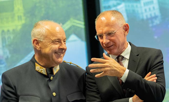 20260511 Lokalaugenschein im ESC-Einsatzstab der Landespolizeidirektion Wien WIEN, OESTERREICH - MAI 11: Leiter Bernhard Treibenreif (Direktion fuer Spezialeinheiten Einsatzkommando Cobra) und Bundesminister fuer Inneres Gerhard Karner (OeVP) beim Lokalaugenschein - im ESC-Einsatzstab der Landespolizeidirektion Wien in der Landespolizeidirektion Wien am 11. Mai 2026 in Wien, Oesterreich. 260511_SEPA_10_057 Copyright: xMichaelxIndrax SEPAxMedia
