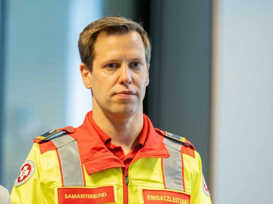 20260511 Lokalaugenschein im ESC-Einsatzstab der Landespolizeidirektion Wien WIEN, OESTERREICH - MAI 11: Hauptinspektionsoffizier Klaus Formanek (Samariterbunds Wien) beim Lokalaugenschein - im ESC-Einsatzstab der Landespolizeidirektion Wien in der Landespolizeidirektion Wien am 11. Mai 2026 in Wien, Oesterreich. 260511_SEPA_10_038 Copyright: xMichaelxIndrax SEPAxMedia