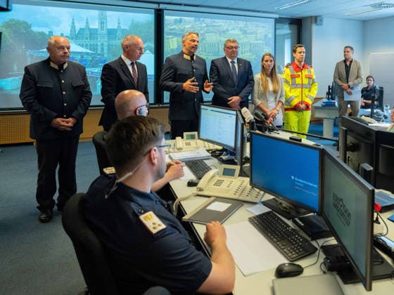 20260511 Lokalaugenschein im ESC-Einsatzstab der Landespolizeidirektion Wien WIEN, OESTERREICH - MAI 11: Landespolizeivizepraesident Wien, Dieter Csefan, Leiter Bernhard Treibenreif (Direktion fuer Spezialeinheiten Einsatzkommando Cobra), Bundesminister fuer Inneres Gerhard Karner (OeVP), Staatssekretaer im Bundesministerium fuer Inneres Joerg Leichtfried (SPOe), Direktorin Sylvia Mayer (Direktion Staatsschutz und Nachrichtendienst) und Hauptinspektionsoffizier Klaus Formanek (Samariterbunds Wien) beim Lokalaugenschein - im ESC-Einsatzstab der Landespolizeidirektion Wien in der Landespolizeidirektion Wien am 11. Mai 2026 in Wien, Oesterreich. 260511_SEPA_10_040 Copyright: xMichaelxIndrax SEPAxMedia