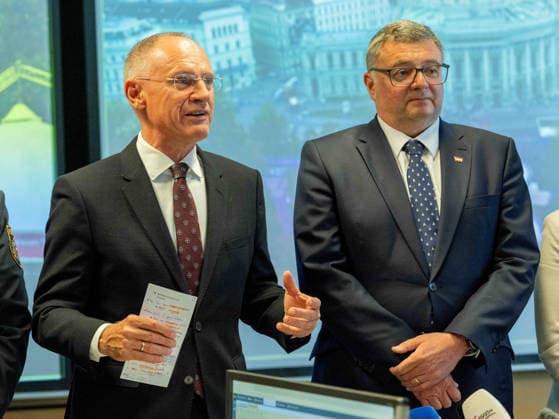 20260511 Lokalaugenschein im ESC-Einsatzstab der Landespolizeidirektion Wien WIEN, OESTERREICH - MAI 11: Bundesminister fuer Inneres Gerhard Karner (OeVP) und Staatssekretaer im Bundesministerium fuer Inneres Joerg Leichtfried (SPOe)beim Lokalaugenschein - im ESC-Einsatzstab der Landespolizeidirektion Wien in der Landespolizeidirektion Wien am 11. Mai 2026 in Wien, Oesterreich. 260511_SEPA_10_041 Copyright: xMichaelxIndrax SEPAxMedia