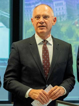 20260511 Lokalaugenschein im ESC-Einsatzstab der Landespolizeidirektion Wien WIEN, OESTERREICH - MAI 11: Bundesminister fuer Inneres Gerhard Karner (OeVP) beim Lokalaugenschein - im ESC-Einsatzstab der Landespolizeidirektion Wien in der Landespolizeidirektion Wien am 11. Mai 2026 in Wien, Oesterreich. 260511_SEPA_10_042 Copyright: xMichaelxIndrax SEPAxMedia