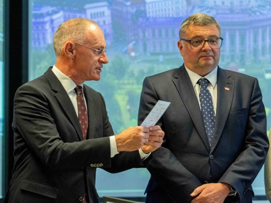 20260511 Lokalaugenschein im ESC-Einsatzstab der Landespolizeidirektion Wien WIEN, OESTERREICH - MAI 11: Bundesminister fuer Inneres Gerhard Karner (OeVP) und Staatssekretaer im Bundesministerium fuer Inneres Joerg Leichtfried (SPOe) beim Lokalaugenschein - im ESC-Einsatzstab der Landespolizeidirektion Wien in der Landespolizeidirektion Wien am 11. Mai 2026 in Wien, Oesterreich. 260511_SEPA_10_045 Copyright: xMichaelxIndrax SEPAxMedia