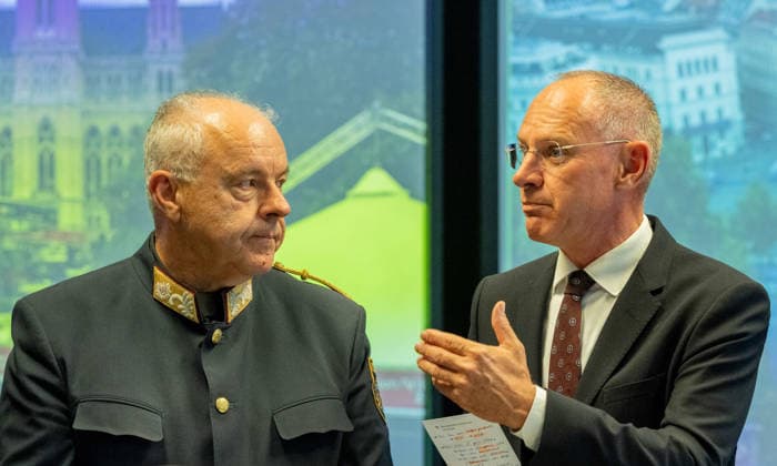 20260511 Lokalaugenschein im ESC-Einsatzstab der Landespolizeidirektion Wien WIEN, OESTERREICH - MAI 11: Leiter Bernhard Treibenreif (Direktion fuer Spezialeinheiten Einsatzkommando Cobra) und Bundesminister fuer Inneres Gerhard Karner (OeVP) beim Lokalaugenschein - im ESC-Einsatzstab der Landespolizeidirektion Wien in der Landespolizeidirektion Wien am 11. Mai 2026 in Wien, Oesterreich. 260511_SEPA_10_046 Copyright: xMichaelxIndrax SEPAxMedia