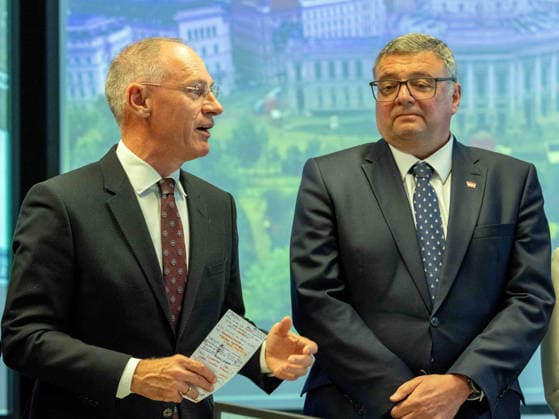 20260511 Lokalaugenschein im ESC-Einsatzstab der Landespolizeidirektion Wien WIEN, OESTERREICH - MAI 11: Bundesminister fuer Inneres Gerhard Karner (OeVP) und Staatssekretaer im Bundesministerium fuer Inneres Joerg Leichtfried (SPOe) beim Lokalaugenschein - im ESC-Einsatzstab der Landespolizeidirektion Wien in der Landespolizeidirektion Wien am 11. Mai 2026 in Wien, Oesterreich. 260511_SEPA_10_047 Copyright: xMichaelxIndrax SEPAxMedia