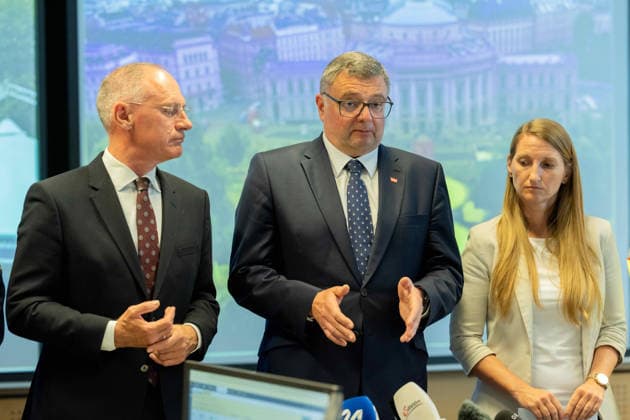 20260511 Lokalaugenschein im ESC-Einsatzstab der Landespolizeidirektion Wien WIEN, OESTERREICH - MAI 11: Bundesminister fuer Inneres Gerhard Karner (OeVP), Staatssekretaer im Bundesministerium fuer Inneres Joerg Leichtfried (SPOe) und Direktorin Sylvia Mayer (Direktion Staatsschutz und Nachrichtendienst) beim Lokalaugenschein - im ESC-Einsatzstab der Landespolizeidirektion Wien in der Landespolizeidirektion Wien am 11. Mai 2026 in Wien, Oesterreich. 260511_SEPA_10_051 Copyright: xMichaelxIndrax SEPAxMedia