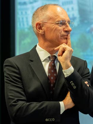 20260511 Lokalaugenschein im ESC-Einsatzstab der Landespolizeidirektion Wien WIEN, OESTERREICH - MAI 11: Bundesminister fuer Inneres Gerhard Karner (OeVP) beim Lokalaugenschein - im ESC-Einsatzstab der Landespolizeidirektion Wien in der Landespolizeidirektion Wien am 11. Mai 2026 in Wien, Oesterreich. 260511_SEPA_10_053 Copyright: xMichaelxIndrax SEPAxMedia