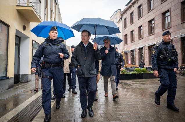 TRELLEBORG 2026 05 11 Local Police Chief Frida LovÃ n, Prime Minister Ulf Kristersson M and Minister of Justice Gunnar Strömmer M on a safety walk in Trelleborg during Mondays bus tour with the Moderates in Skane MALMÖ SWEDEN x50090x  Copyright: xJohanxNilssonx xTTx MODERATERNA BUSSTURNÃˆ SKANE kOnnXjedF-I