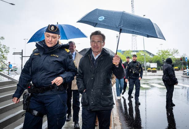 TRELLEBORG 2026 05 11 Local police chief Frida LovÃ n and Prime Minister Ulf Kristersson M on a safety walk in Trelleborg during Mondays bus tour with the Moderates in Skane MALMÖ SWEDEN x50090x  Copyright: xJohanxNilssonx xTTx MODERATERNA BUSSTURNÃˆ SKANE kZNG9DKb0lE