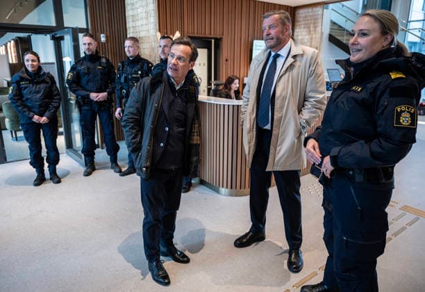 TRELLEBORG 2026 05 11 Prime Minister Ulf Kristersson M , Bert Westerberg M , 1st vice KSO in Trelleborg municipality, and local police chief Frida LovÃ n, in connection with the safety walk in Trelleborg during Mondays bus tour with the Moderates in Skane MALMÖ SWEDEN x50090x  Copyright: xJohanxNilssonx xTTx MODERATERNA BUSSTURNÃˆ SKANE qUpXNVqYPwc