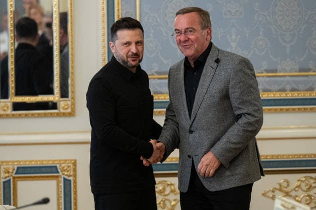 Ukrainian President Zelenskyy meets German Defence Minister Pistorius in Kyiv KYIV, UKRAINE - MAY 11: Ukrainian President Volodymyr Zelenskyy (L) meets with German Defence Minister Boris Pistorius (R) in Kyiv, Ukraine, on May 11, 2026. Danylo Antoniuk Anadolu Kyiv Ukraine. Editorial use only. Please get in touch for any other usage.  Copyright: x2026xAnadoluxDanyloxAntoniukx