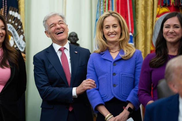 President Trump holds maternal healthcare event in Oval Office Mehmet Oz, Administrator for the Centers for Medicare and Medicaid Services laughs with Olivia Walton in the Oval Office of the White House in Washington D.C., on Monday May 11, 2026. President Trump is meeting with healthcare workers as his administration launches Moms.gov to highlight resources for unexpected pregnancies. (Photo by Aaron Schwartz Pool ABACAPRESS.COM) Washington District of Columbia United States  Copyright: xPool ABACAx