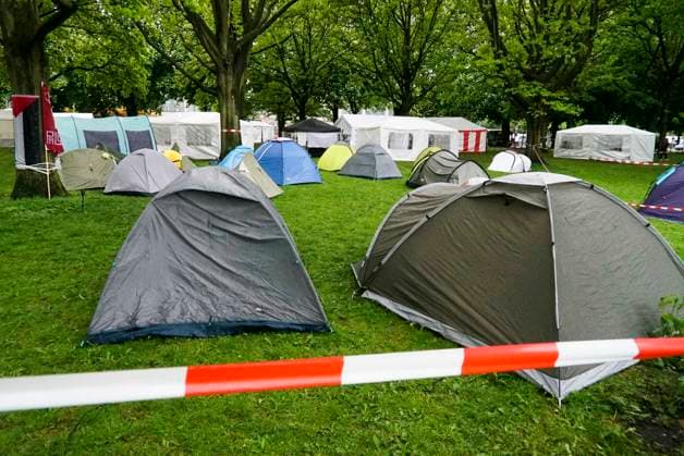 CNTV PROTESECAMP Tents banners Police surveillance at the Palestine protest camp on the Moorweide11 05 2026 Hamburg on the Moorweide The camp is constantly guarded by the police The Stop Nakba Now campaign launched at the Bridges of Resistance Camp in Hamburg with over 300 participants, international networking and debates about Gaza, media and resista
