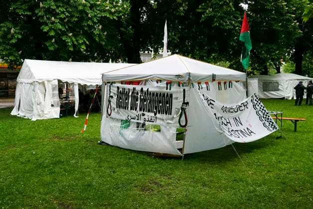 CNTV PROTESECAMP Tents banners Police surveillance at the Palestine protest camp on the Moorweide11 05 2026 Hamburg on the Moorweide The camp is constantly guarded by the police The Stop Nakba Now campaign launched at the Bridges of Resistance Camp in Hamburg with over 300 participants, international networking and debates about Gaza, media and resista